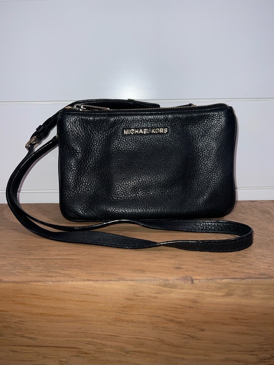 Michael Kors Handbags - Michael Kors Jet Set Travel Pebbled Black Leather Crossbody Pouch with Gold Logo